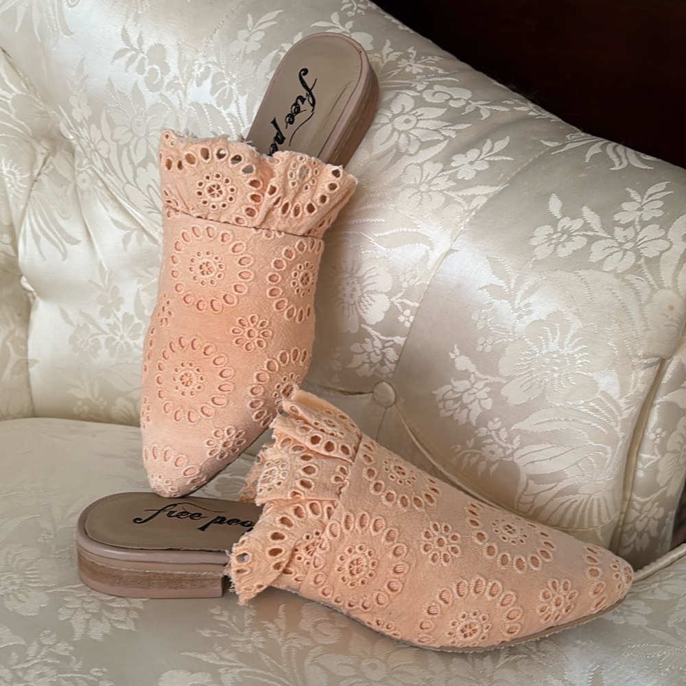 Brand New Free People Eyelet Ruffle Sienna Slip On Mules Flats Peach Boho India